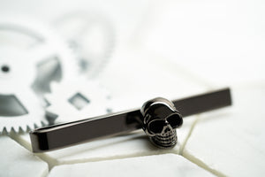 An image of the DM Brooklyn Gunmetal skull tie bar.